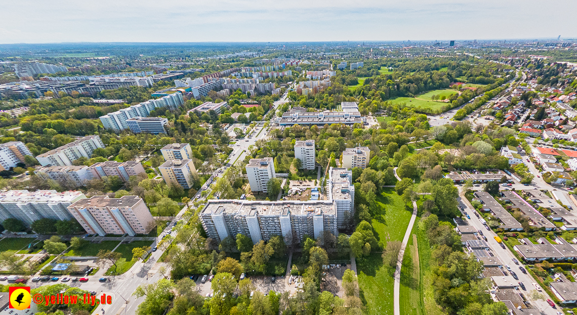 04.05.2023 - Luftbilder von der Fassadensanierung am Karl-Marx-Ring 11-21 in Neuperlach